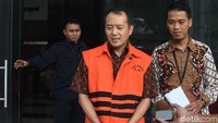 Tersangka kasus suap pengurusan perizinan proyek pembangunan Meikarta di Kabupaten Bekasi Bartholomeus Toto keluar gedung KPK usai menjalani pemeriksaan.