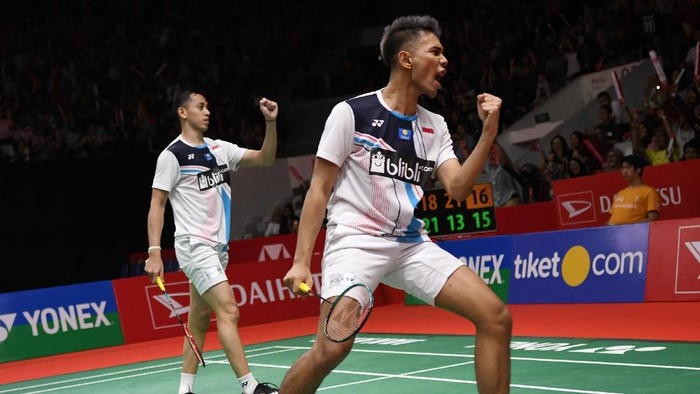 Pebulu tangkis ganda putra Indonesia Fajar Alfian (kiri) dan rekannya Muhammad Rian Ardianto mengembalikan kok ke arah lawannya ganda Denmark Kim Astrup dan Anders Skaarup Rasmussen dalam babak perempat final Daihatsu Indonesia Masters 2020 di Istora Senayan, Jakarta, Jumat (17/1/2020). Ganda putra unggulan kelima itu lolos ke semi final usai mengalahkan Kim dan Anders dengan skor 18-21, 21-13, dan 21-17. ANTARA FOTO/Aditya Pradana Putra/nz
  *** Local Caption ***