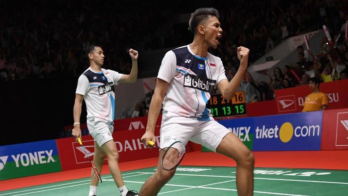 FAJAR/RIAN MELAJU KE SEMI FINAL Pebulu tangkis ganda putra Indonesia Fajar Alfian (kiri) dan rekannya Muhammad Rian Ardianto mengembalikan kok ke arah lawannya ganda Denmark Kim Astrup dan Anders Skaarup Rasmussen dalam babak perempat final Daihatsu Indonesia Masters 2020 di Istora Senayan, Jakarta, Jumat (17/1/2020). Ganda putra unggulan kelima itu lolos ke semi final usai mengalahkan Kim dan Anders dengan skor 18-21, 21-13, dan 21-17. ANTARA FOTO/Aditya Pradana Putra/nz
*** Local Caption ***