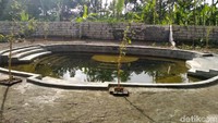 Kolam ini dibangun oleh para pengikut Keraton Agung Sejagat. Tidak ada warga sekitar yang ikut terlibat. 