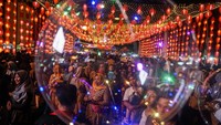 Pemasangan ribuan lampion tersebut untuk memeriahkan Tahun Baru Imlek yang jatuh pada tanggal 25 Januari mendatang.