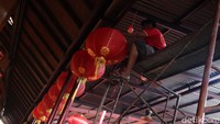 Petugas mulai melakukan persiapan untuk menyambut Imlek di Vihara Dharma Bhakti, Glodok, Jakarta Barat, Jumat (17/1).
