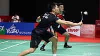 Sempat memimpin pada awal laga, Hendra/Ahsan kalah 9-21 pada gim pertama.