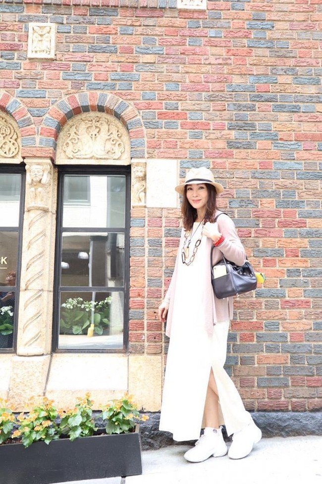 Dalam wawancara sebelumnya, Chen juga pernah mengungkap gaya hidup sehat yang membuatnya tetap bugar di usia matang. Artis Taiwan itu mengaku berusaha menjauhi tepung terigu dan mengonsumsi beras cokelat. Ketika memasak, ia juga menggunakan lebih sedikit minyak, garam, dan gula. Foto: Facebook Chen Meifen