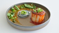 Liburan ke Thailand, jangan lupa mampir ke Halapua yang menjadi salah satu restoran terbaik kawasan Asia-Pasifik ini. Menu yang bisa Anda cicipi di restoran ini adalah Gnocchi dan Foie Gras dengan campuran jamur, kacang kenari, lentil, dan rosemary. Foto: CNN Travel