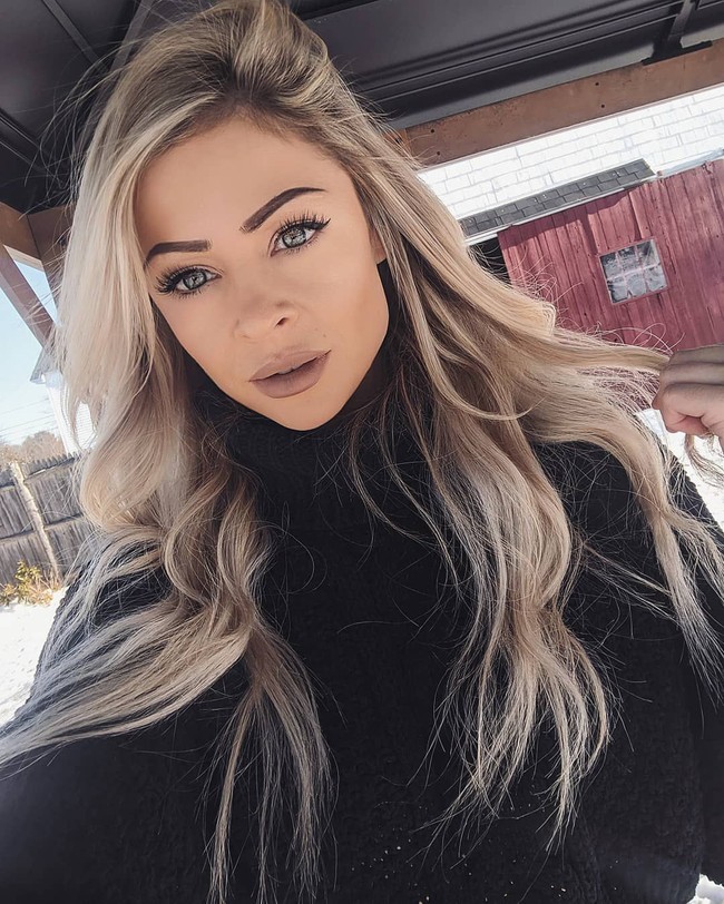 Ini Caroline Elizabeth Page yang sosoknya mencuri perhatian. Caroline punya wajah cantik dan penampilan feminin, namun nyatanya masa lalunya cukup gahar.  Foto: Instagram @thecarolinepage