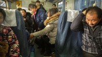 Gerbong-gerbong kereta pun ramai dipenuhi oleh warga yang hendak mudik ke kampung halaman untuk merayakan Tahun Baru Imlek bersama keluarga besar. AP Photo/ Mark Schiefelbein.
