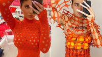 Lewat instagramnya @_emilife, pria ini kerap iseng memparodikan gaya berpakaian ala artis. Gaya modis sederet artis ternama menjadi inspirasinya, seperti Kylie Jenner ini. Foto: instagram @emilife