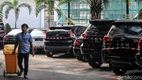 Sejumlah mobil mewah yang disita Kejaksaan Agung terkait kasus Jiwasraya terparkir di halaman Gedung Bundar, Jakarta, Jumat (17/1/2020).