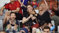 Istri Ahsan dan Hendra tampak akrab bercanda dan senda gurau melihat aksi sang suami saat berlaga di Daihatsu Indonesia Masters 2020.