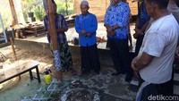 Pantauan detikcom di lokasi, makam yang terletak di sisi selatan rumah kontrakan Toto itu kini dibongkar oleh warga bersama kades dan polisi tak berseragam.