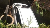 Membutuhkan waktu lama untuk mengevakuasi mobil tersebut karena sebagian bodi mobil ada di dalam rumah. Pool/Dok. Save Rescue Gunungkidul.