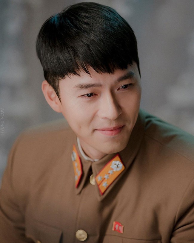 Hyun Bin dikenal memesona karena lesung pipinya. Ditambah dengan kostumnya memakai seragam tentara, makin ganteng saja ya. Foto: Dok. tvN