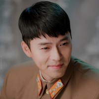 Hyun Bin dikenal memesona karena lesung pipinya. Ditambah dengan kostumnya memakai seragam tentara, makin ganteng saja ya. Foto: Dok. tvN