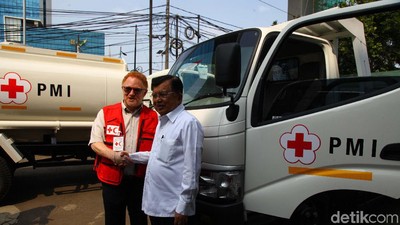 PMI Terima 10 Truk Tangki Air