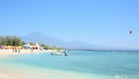 Pulau Tabuhan memiliki hamparan pantai yang indah, sekaligus alam bawah laut yang tak kalah mempesona. Kondisi geografis di Pulau Tabuhan mempunyai keistimewaan yaity kecepatan angin yang tergolong konstan, yaitu antara 20-25 knot. (Ardian Fanani/detikTravel)  