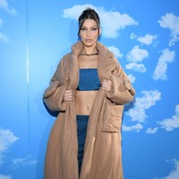 Fashion show koleksi busana pria Louis Vuitton di Paris Mens Fashion Week Fall 2020 bartaburan bintang, Kamis (16/1/2020). Model Bella Hadid juga tak melewatkan acara tersebut. (Foto: Pascal Le Segretain/Getty Images)