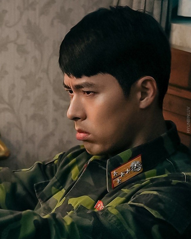 Adegan Hyun Bin sebagai Ri Jung-hyuk di episode empat Crash Landing On You ini sungguh menggemaskan. Berwajah cemberut, Ri Jung-hyuk tengah kebingungan kenapa Yon Se-ri memberinya simbol hati. Foto: Dok. tvN