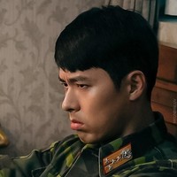 Adegan Hyun Bin sebagai Ri Jung-hyuk di episode empat Crash Landing On You ini sungguh menggemaskan. Berwajah cemberut, Ri Jung-hyuk tengah kebingungan kenapa Yon Se-ri memberinya simbol hati. Foto: Dok. tvN