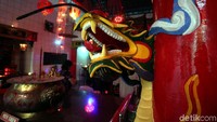 Klenteng Hok Lay Kiong mulai berbenah dan bersiap menyambut Tahun Baru Imlek yang jatuh pada tanggal 25 Januari mendatang, Bekasi, Jumat (17/1/2020).