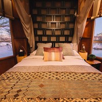 Interior rumah pohon unik ini didesain oleh Hubert Zanberg. Sesuai dengan inspirasinya yang berasal dari Afrika Selatan, rumah pohon ini dilengkapi dengan motif tribal, patung langka dari Afrika, dan tempat tidur empat tiang yang mewah.  Foto: dok. designboom/virgin holidays