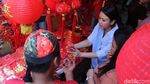 Pernak-pernik Imlek Terus Diburu Warga