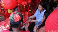 Warga tengah membeli angpau untuk dibagi-bagikan saat Tahun Baru Imlek nanti.