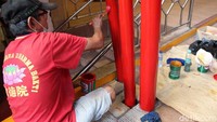 Atau seorang petugas ini tampak mengecat tiang atau lilin dibagian vihara lainnya dengan warna khas merah.