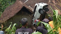 Kecelakaan berawal saat Aryadi hendak berputar arah tapi malah terjun ke lahan yang permukaan tanahnya lebih rendah dan menimpa rumah milik Adi Rubiyo (80), warga Dusun Pugutan. Pool/Dok. Save Rescue Gunungkidul.