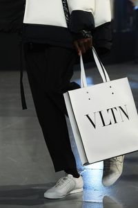Rilis Sneakers Baru, Onitsuka Tiger Gandeng Rumah Mode Valentino