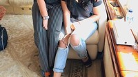 Berpergian naik pesawat pribadi, Liana sering mengajak teman-teman terdekatnya sambil bersantai dari ngeteh, hingga ngopi di sana. Foto: Instagram @lianajhonlin12