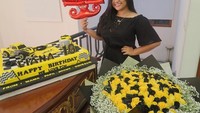 Saat rayakan ulang tahun yang ke 18 beberapa tahun lalu. Liana dapat kejutan manis dari keluarga dan teman-teman terdekatnya, yaitu kue ulang tahun dengan nuansa mobil berwarna kuning cerah. Foto: Instagram @lianajhonlin12