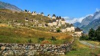 Lanskap pegunungan Caucasus di sekeliling membuat tempat ini mengundang decak. (Foto: iStock)