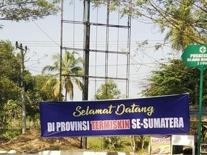 Spanduk Selamat Datang di Provinsi Termiskin Se-Sumatera Bikin Heboh di Aceh