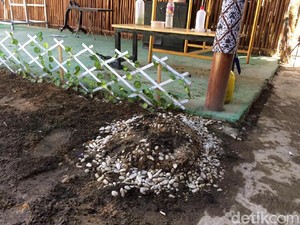 Ada Ritual di Makam Rumah Kontrakan Keraton Agung Sejagat