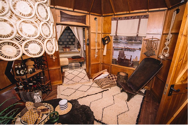 Penginapan rumah pohon ini terdiri dari 2 kamar tidur dan dilengkapi dengan 6 pilihan menu makanan ekstrem spesial dari Masterchef, Petrus Madutlela. Menu makanan ekstrem tersebut terdiri dari hidangan cacing tempura, burung unta, buaya rebus, dan fillet kambing asap dengan saus chakalaka.  Foto: dok. designboom/virgin holidays