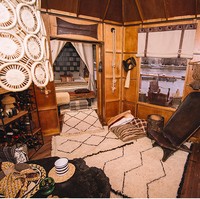 Penginapan rumah pohon ini terdiri dari 2 kamar tidur dan dilengkapi dengan 6 pilihan menu makanan ekstrem spesial dari Masterchef, Petrus Madutlela. Menu makanan ekstrem tersebut terdiri dari hidangan cacing tempura, burung unta, buaya rebus, dan fillet kambing asap dengan saus chakalaka.  Foto: dok. designboom/virgin holidays