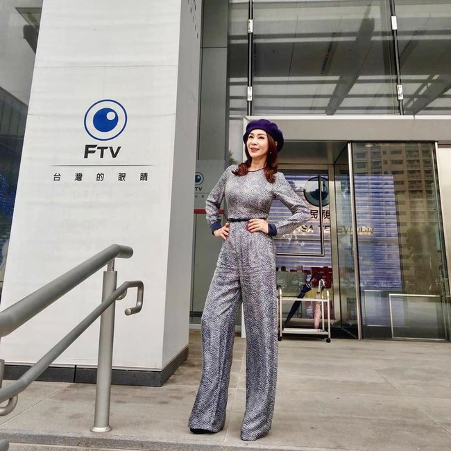 Aku ingin melakukannya dengan natural. Tapi pria suka wanita muda jadi itu cukup sulit untukku mencari pasangan yang ideal, katanya.Foto: Facebook Chen Meifen