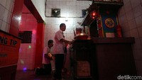 Seperti diketahui, Klenteng Hok Lay Kiong merupakan salah satu klenteng tertua di kawasan tersebut. Klenteng itu diketahui berusia sekitar 300 tahun.