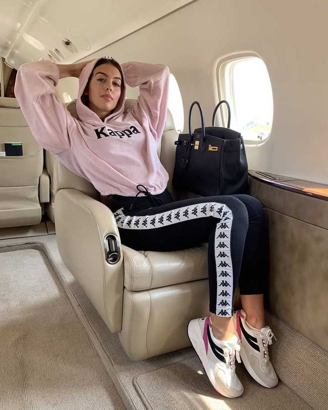 Sering berpose dengan ditemani tas Hermes saat naik pesawat jet pribadi Cristiano Ronaldo, Georgina Rodriguez mendapat banyak cuan dari postingannya di Instagram. Dilansir Golf Support dan Marketing Hub yang merilis daftar 10 WAGS (wife and girlfriends) berpendapatan tertinggi di media sosial, Georgina menghasilkan uang tak sedikit dari postingan berbayarnya di Instagram. Sekali unggah foto, diprediksi wanita cantik asal Spanyol tersebut bisa menerima  £29,587 atau sekitar Rp 542 jutaan. Foto: Instagram @ georginagio
