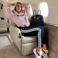 Sering berpose dengan ditemani tas Hermes saat naik pesawat jet pribadi Cristiano Ronaldo, Georgina Rodriguez mendapat banyak cuan dari postingannya di Instagram. Dilansir Golf Support dan Marketing Hub yang merilis daftar 10 WAGS (wife and girlfriends) berpendapatan tertinggi di media sosial, Georgina menghasilkan uang tak sedikit dari postingan berbayarnya di Instagram. Sekali unggah foto, diprediksi wanita cantik asal Spanyol tersebut bisa menerima  £29,587 atau sekitar Rp 542 jutaan. Foto: Instagram @ georginagio