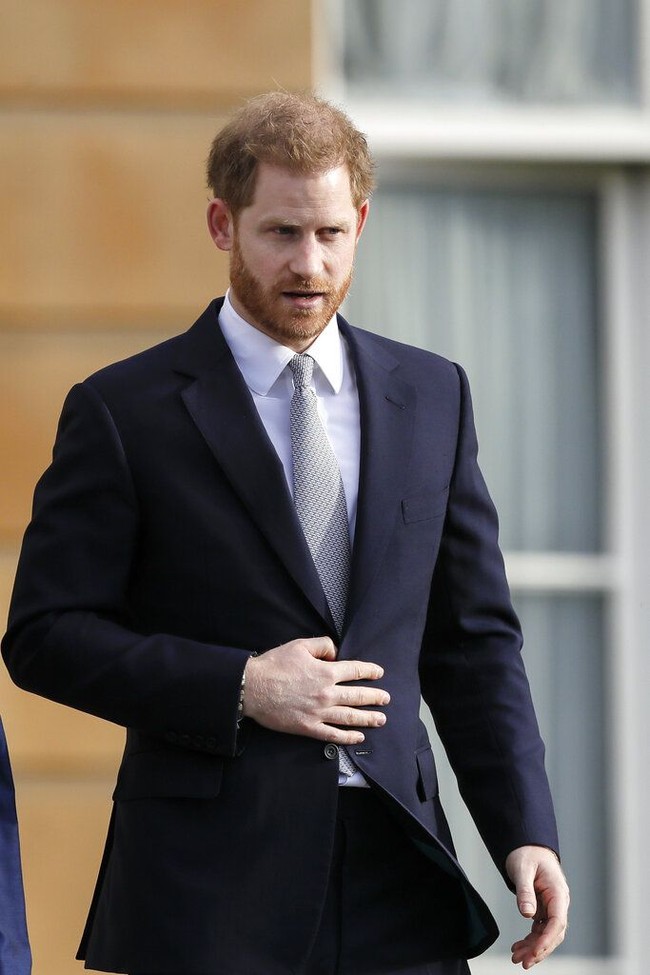 Pangeran Harry muncul di Istanan Buckingham, London, Inggris, Kamis (16/1/2020). Adik Pangeran William ini menghadiri acara yang digelar  Rugby League World Cup 2021. (Foto: AP Photo/Kirsty Wigglesworth)