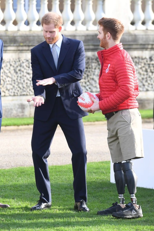 Pangeran Harry tampak gagah dalam balutan setelan formal. Ia lalu menyempurnakan gayanya dengan dasi biru muda. (Foto: Jeremy Selwyn - WPA Pool/Getty Images)