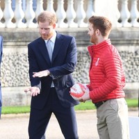 Pangeran Harry tampak gagah dalam balutan setelan formal. Ia lalu menyempurnakan gayanya dengan dasi biru muda. (Foto: Jeremy Selwyn - WPA Pool/Getty Images)