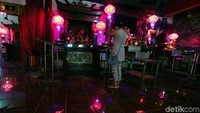 Meski tengah berbenah, klenteng tersebut tetap terbuka bagi para warga yang hendak beribadah di klenteng tersebut.