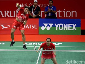 Gerimis Tak Halangi Suporter Antre Minta Tanda Tangan Praveen/Melati