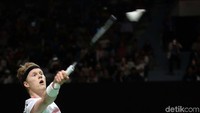 Anders Antonsen mengembalikan bola.