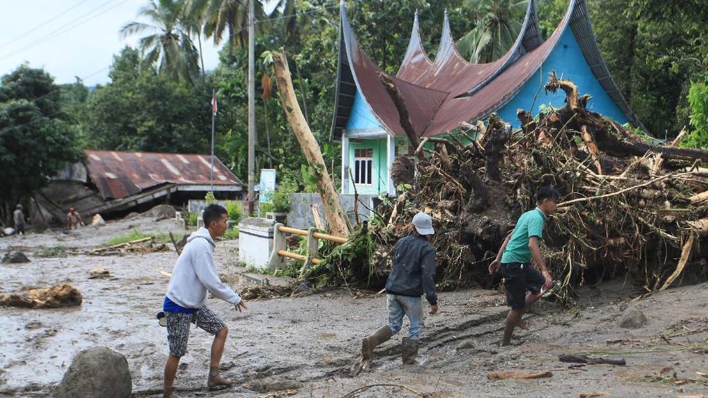 Banjir Bandang di Tanah Datar Putuskan Akses Jalan