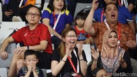 Istri Ahsan, Christine Novitania dan Istri Hendra, Sandra Arief juga turut serta mengajak anak-anak mereka untuk mendukung sang ayah.