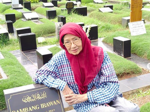 Ade Irawan Dimakamkan Hari Ini Satu Liang Lahat dengan Ria Irawan